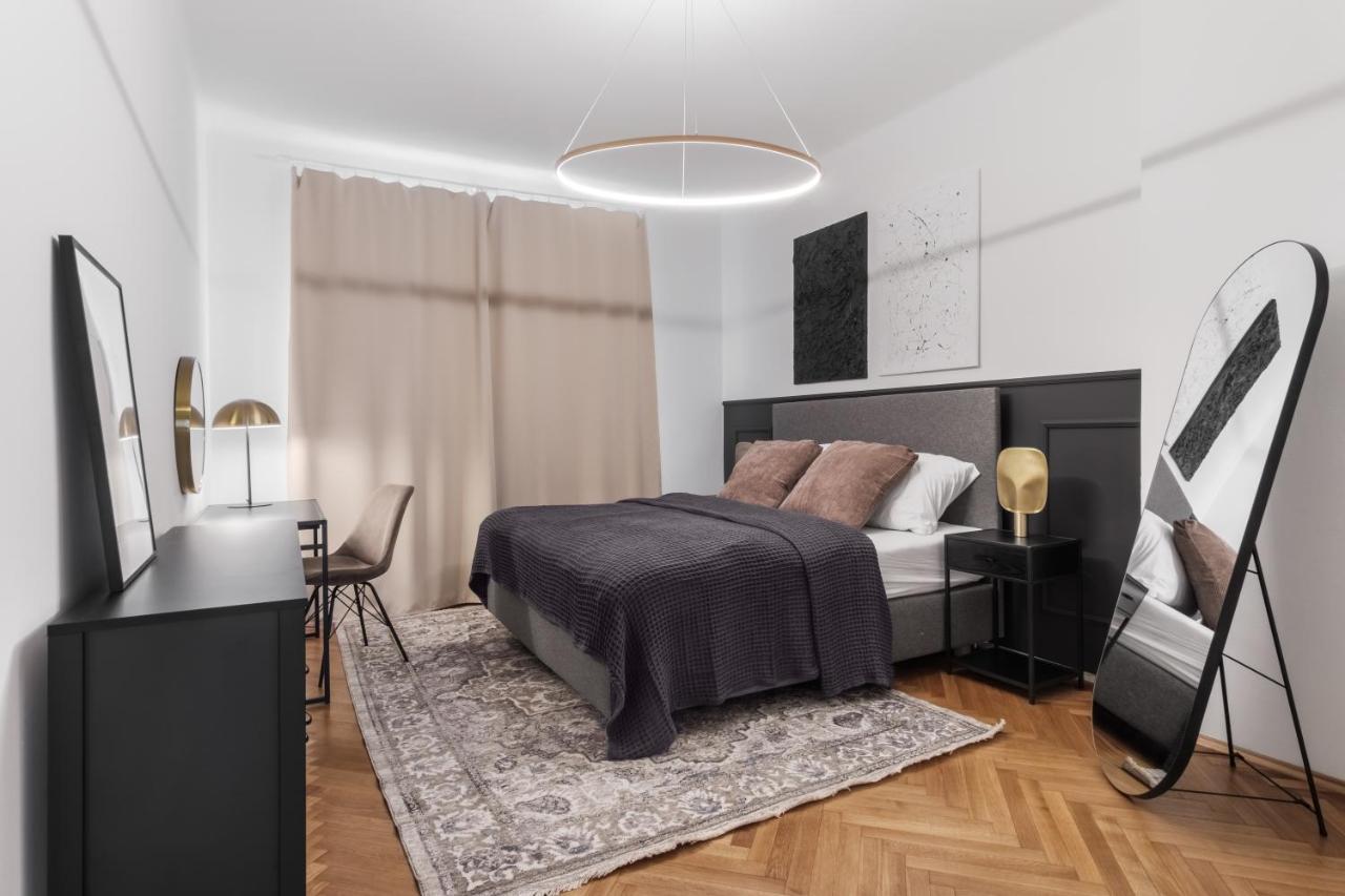 Days - Glamorous W Balcony Near Vltava River Апартаменти Прага